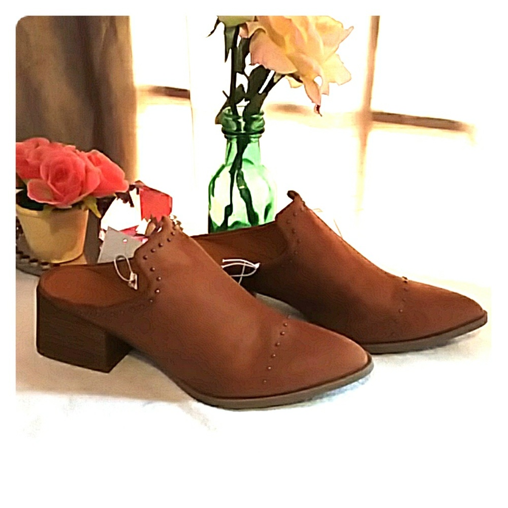 Universal Threads Mules